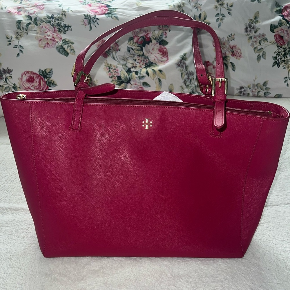 Tory Burch pink saffiano leather tote!🩷